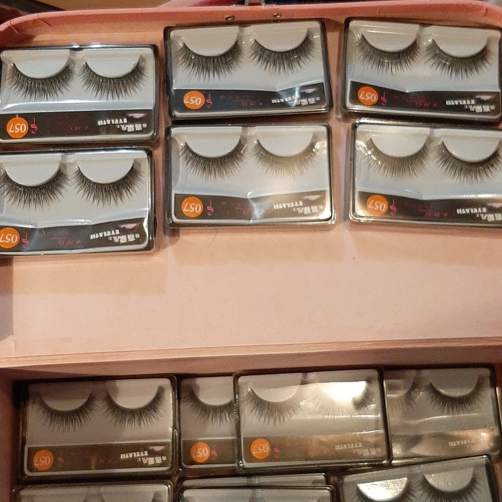 False eyelashes